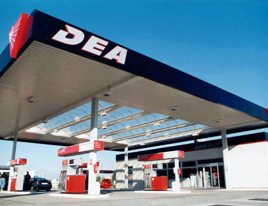 Zastřešení čerpacích stojanů PHM plnými polykarbonátovými deskami Makrolon.