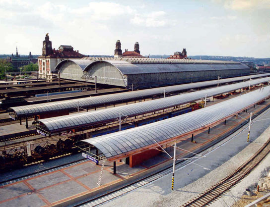 Zastřešení nových nástupišť obloukovými přístřešky z komůrkových desek Makrolon.