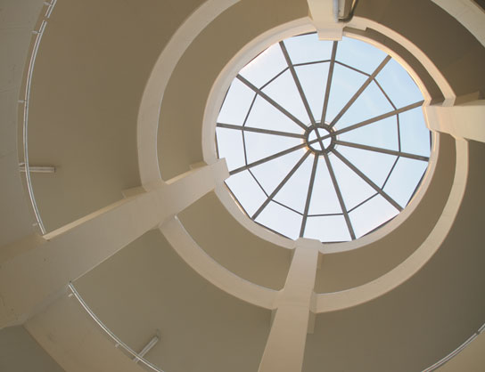 Zastřešení kruhové rampy jehlanovým světlíkem z komůrkových desek Makrolon.