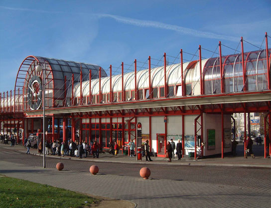 Opláštění hlavní budovy a přístřešků polykarbonátovými deskami Lexan a Makrolon.